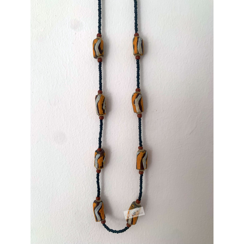 Collier avec des perles en pâte de verre, des perles de rocaille et des rondelles de coquillage