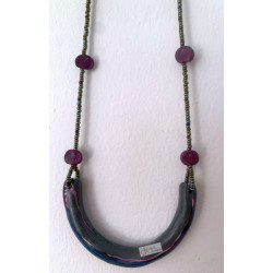 Collier avec des perles de rocaille, des perles en pâte polymère et une demi-lune en pâte polymère