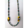 Collier avec des perles de rocaille de couleur verte, des perles en papier mâché et deux perles en pâte polymère jaune