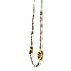 Collier avec des perles de rocaille de couleur verte, des perles en papier mâché et deux perles en pâte polymère jaune