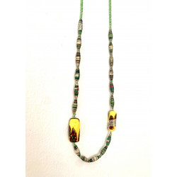 Collier avec des perles de rocaille de couleur verte, des perles en papier mâché et deux perles en pâte polymère jaune